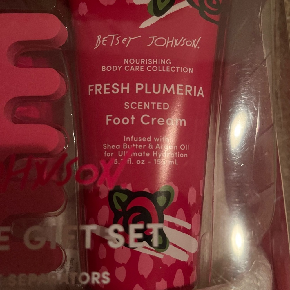 Betsey Johnson Deluxe Foot Care Gift Set - Picture 4 of 6